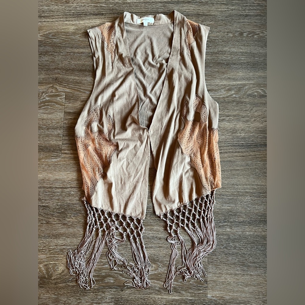 Umgee faux suede vest with fringe. Women’s size medium. Lace inset.